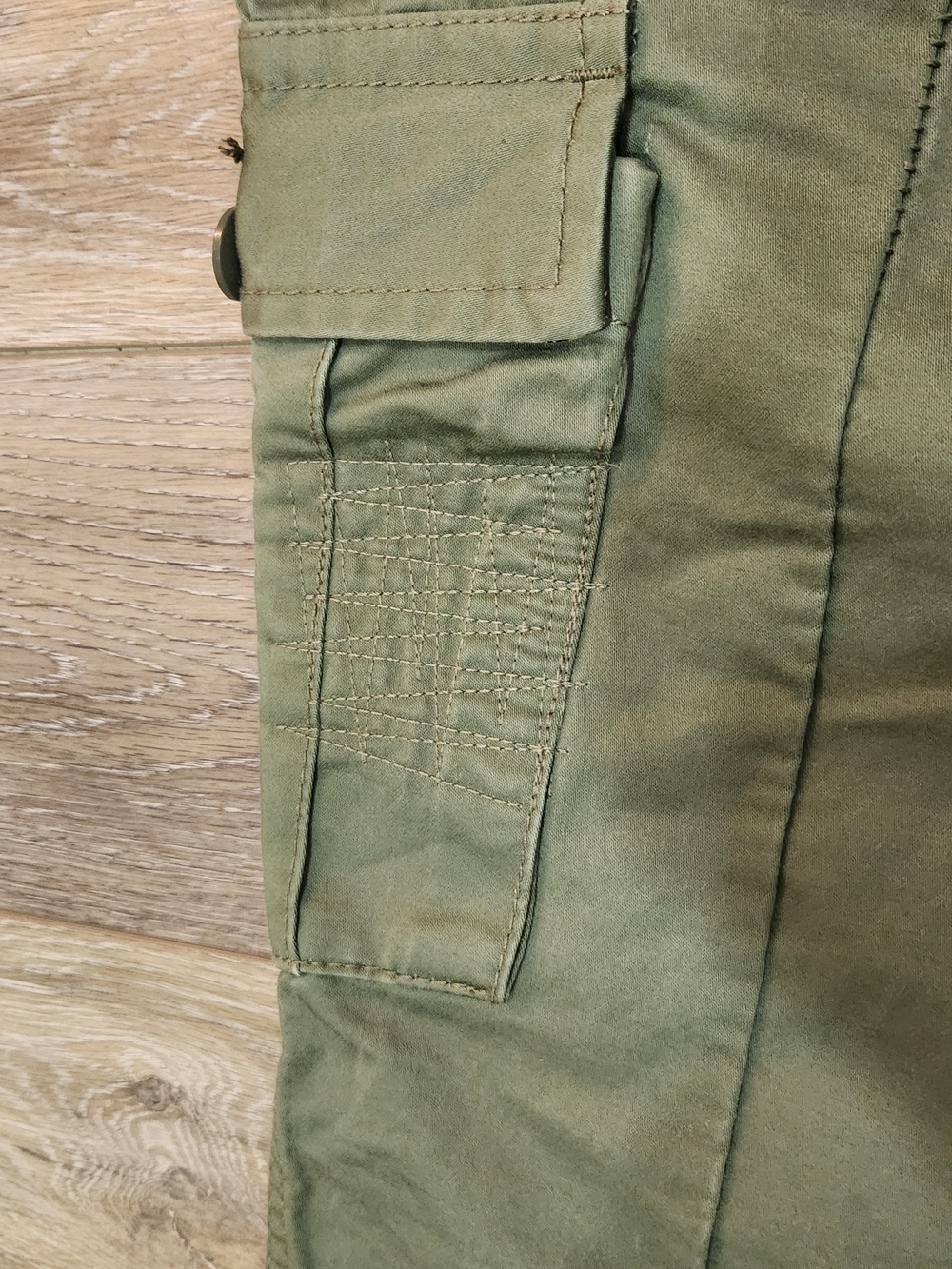 Marc Jacobs Military Olive Green Cargo Pants in a size 12 - Picture 9 of 10
